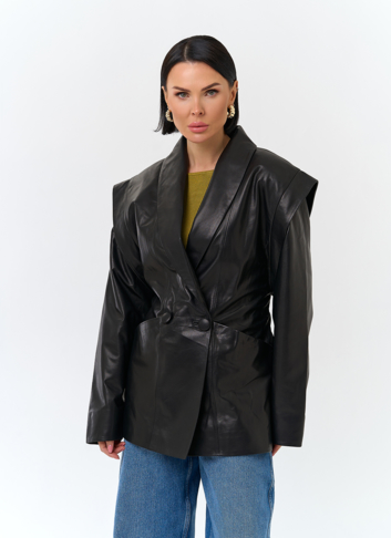 Женская куртка из натуральной кожи с акцентными плечами