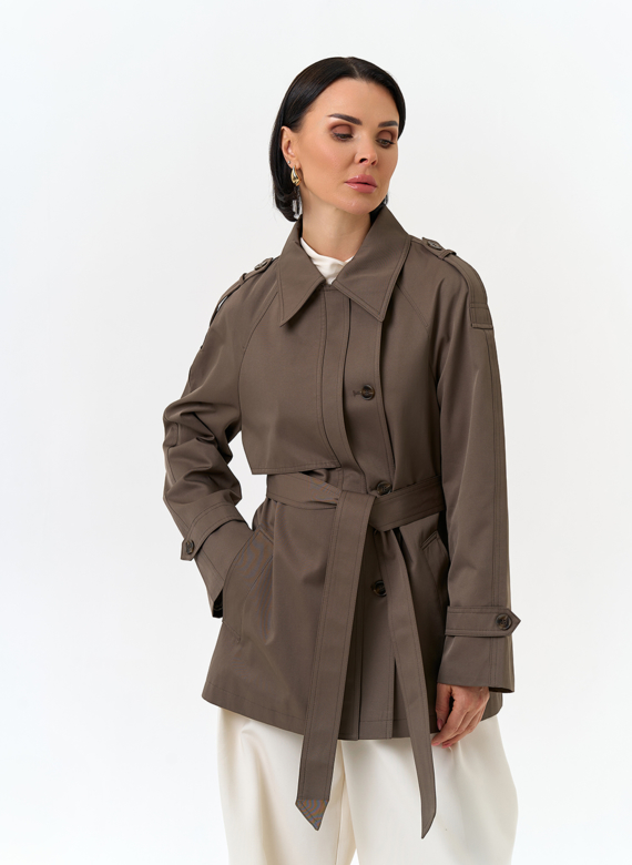 Женский укороченный плащ с поясом