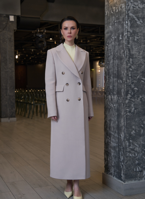 Длинное женское пальто с английским воротником