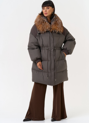 Женский пуховик с отделкой из меха лисы