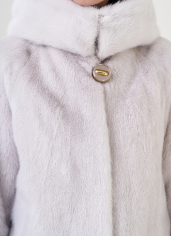 Светлая шуба из норки с капюшоном