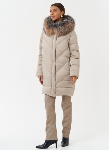 Светлый пуховик с мехом чернобурки