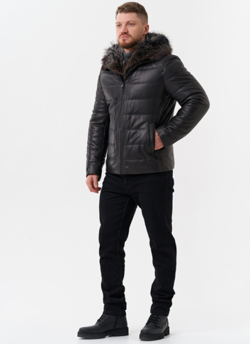 Пуховик из натуральной кожи с капюшоном из меха енота