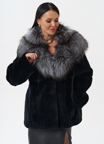 Шуба из меха кролика с капюшоном из чернобурки