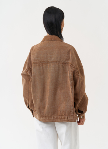 Женская джинсовая куртка коричневого цвета