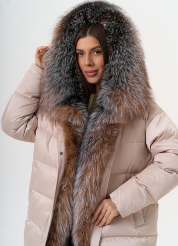 Женский пуховик с отделкой из меха блюфрост