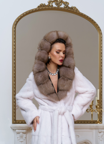 Белая шуба из норки с куницей