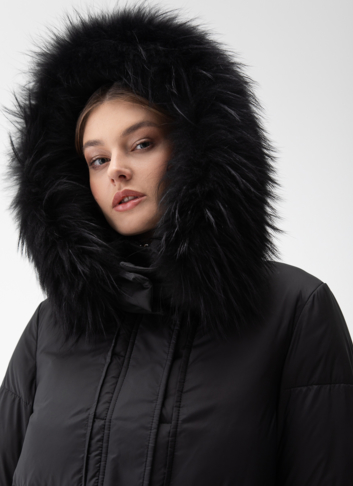 Женский пуховик с капюшоном из енота