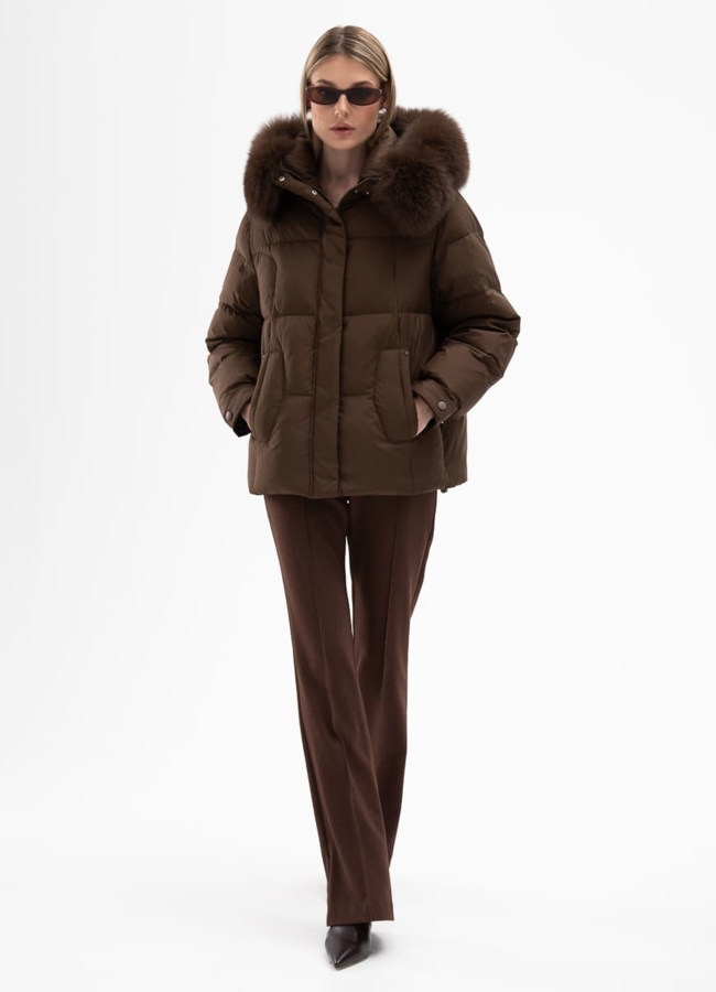 Короткий пуховик с капюшоном из меха песца модель № 31117 универмаг малина