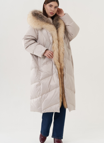 Пуховик с отделкой капюшона из меха лисы