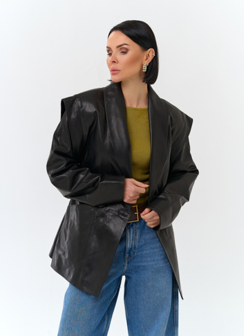 Женская куртка из натуральной кожи с акцентными плечами