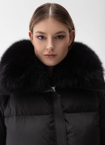 Женский пуховик с отделкой из меха песца