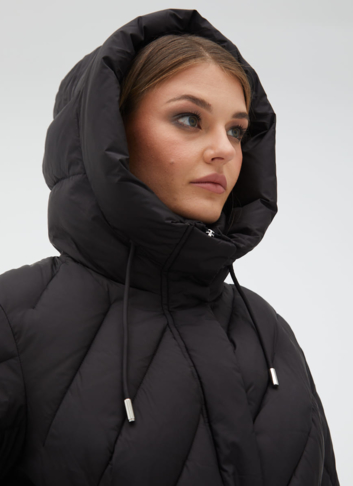 Женский пуховик черного цвета с поясом