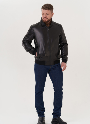 Кожаная куртка "бомбер" черного цвета