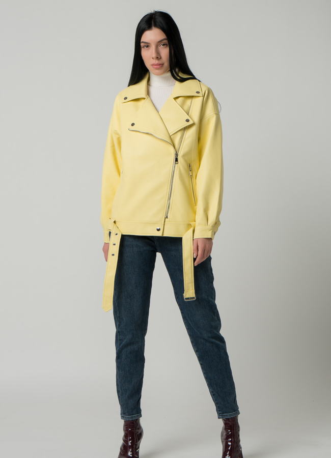 Женская удлиненная косуха-оверсайз в светло-желтом цвете модель № 22404 в рассрочку