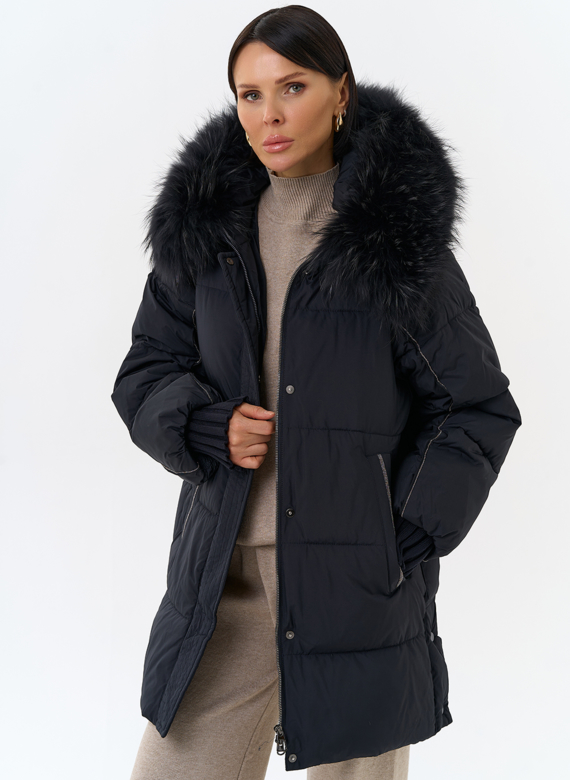 Женский пуховик с капюшоном из меха енота