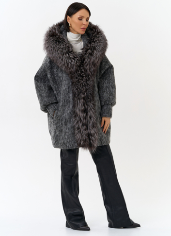 Женский удлиненный пуховик с отделкой из меха чернобурки