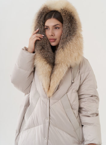 Пуховик с отделкой капюшона из меха лисы