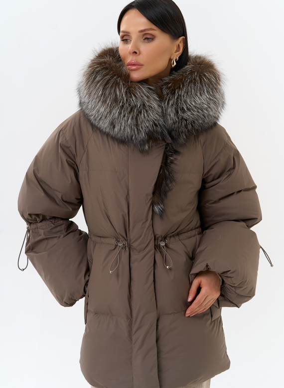 Женский пуховик с капюшоном из меха чернобурки