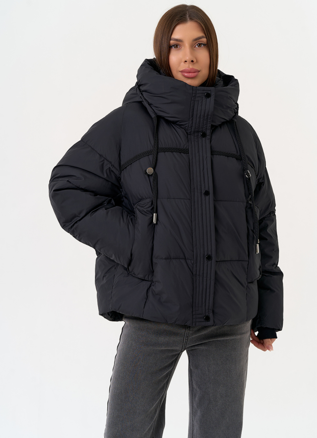 Женский пуховик черного цвета с капюшоном модель № 31521 меха малина